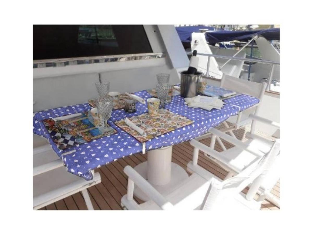 فندق Boat & Breakfast Lucretia, Luxury Yacht أرباتاكْسْ المظهر الخارجي الصورة