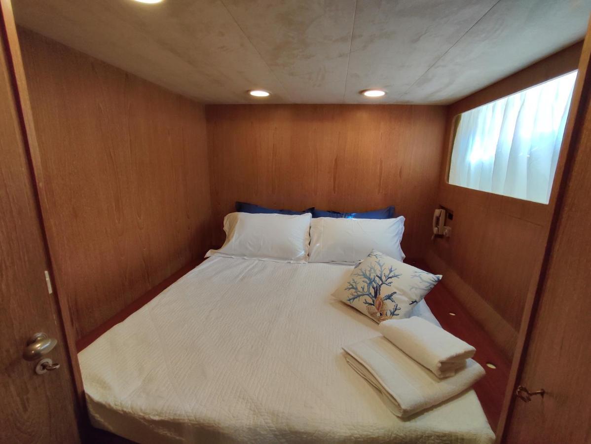 فندق Boat & Breakfast Lucretia, Luxury Yacht أرباتاكْسْ المظهر الخارجي الصورة